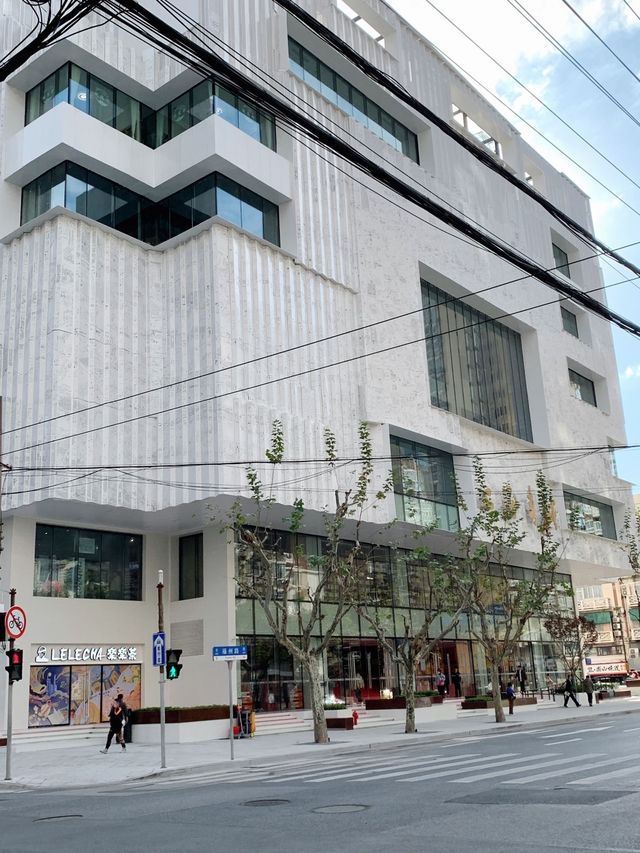上海書城煥新歸來，猶如巨型水晶宮