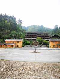 10月12日早上吃完了本地特色早餐就出發了，一路上漸漸有了秋天的顏色，還有一些晚稻金黃黃的，道路的兩