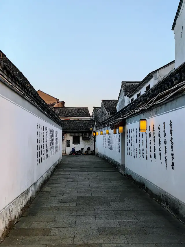 Walking to the end of the small street in the hometown of the sage of books, your eyes will brighten up at the sight of the very well-designed Jie Min Library