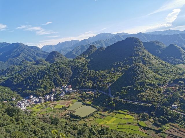 九嶷山上白雲飛,帝子乘風下翠微