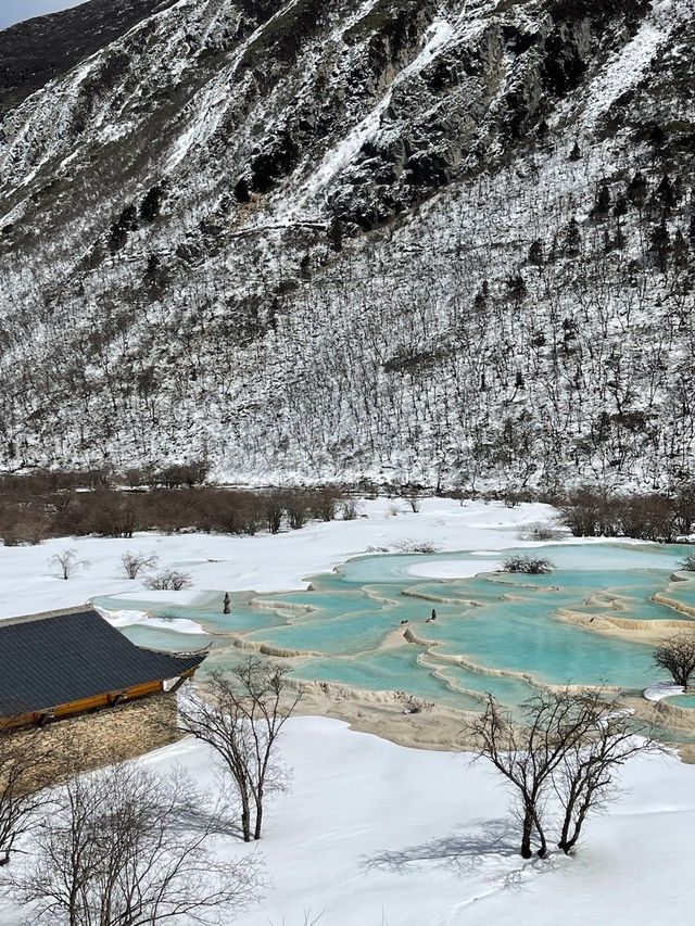 五彩池依然在白雪堆里呢