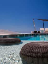 🌅 Santorini Stay: Sunset Views & Serenity 🏨