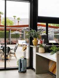 🌴 Palm Springs Paradise: Boutique Bliss & Poolside Pleasure 🍹