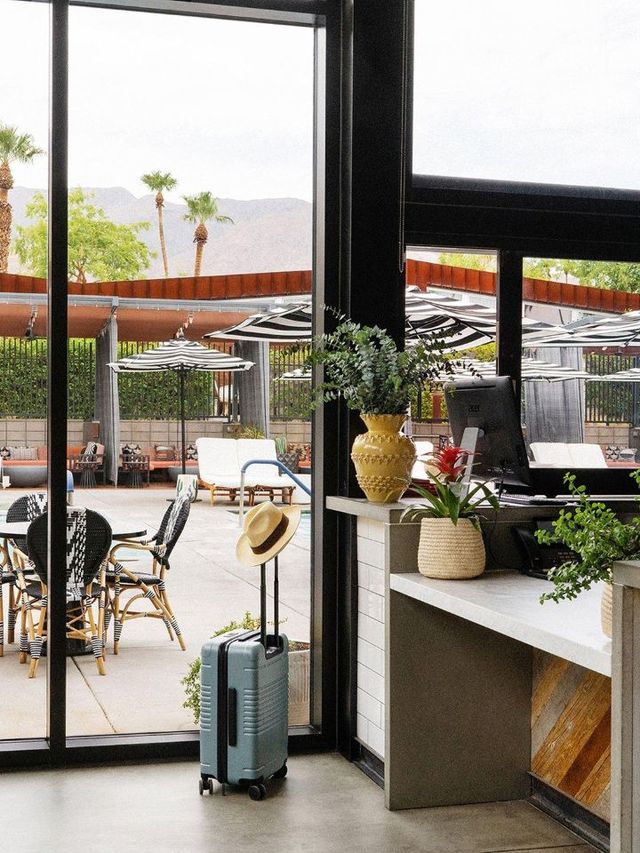 🌴 Palm Springs Paradise: Boutique Bliss & Poolside Pleasure 🍹