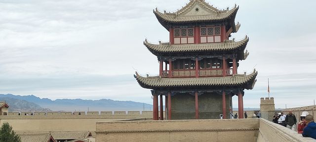 嘉峪關位於河西走廊西段，亦是萬里長城最西端，號稱天下第一關。整座嘉峪關關城氣勢雄偉，南北兩側坐擁祁連。