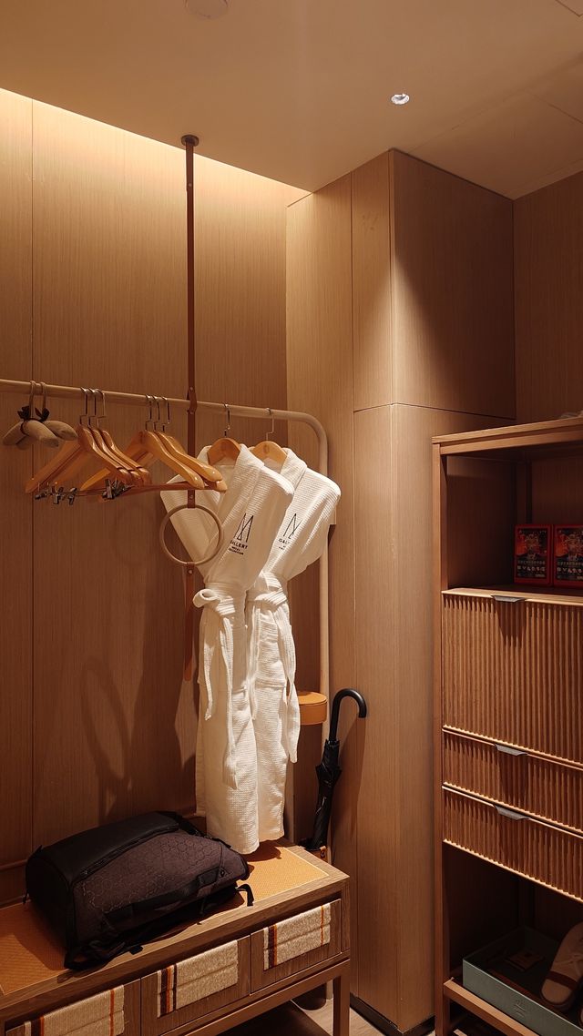 新開的成都世園瀑布美憬閣酒店，仿佛住進了美術館。