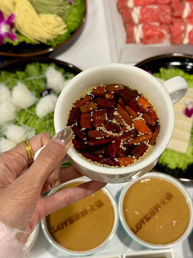 專屬它的浪漫~與黑天鵝作伴，品嚐地道湖畔涮肉！