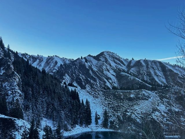 我宣布天山天池的初雪美出了天際