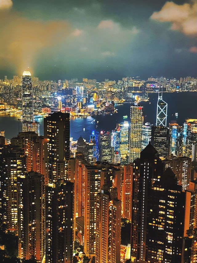 第一次嚟香港旅行，一定要去太平山頂睇夜景！
