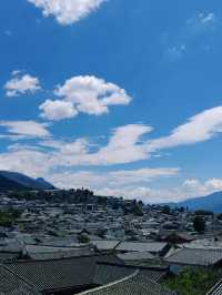 藍天白雲下的民宿拍照也太出片了吧