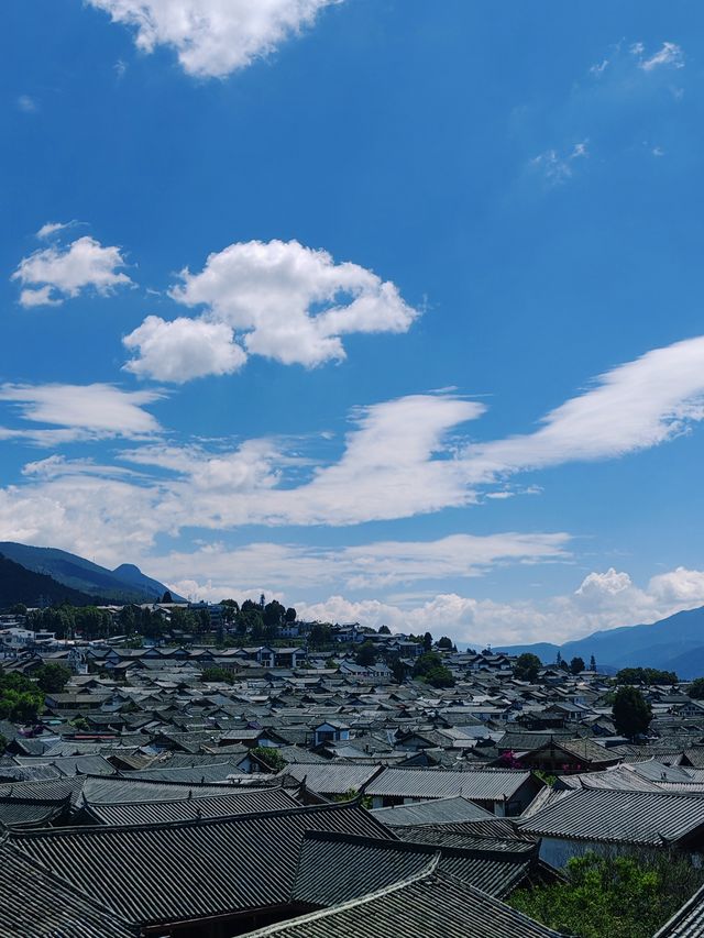 藍天白雲下的民宿拍照也太出片了吧