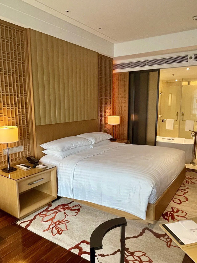城市天際線上的靜謐泳境：珠海新駿景萬豪酒店