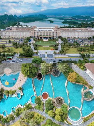 The pinnacle of resort hotels in Zhaoqing, located right by the Seven Star Crags scenic area