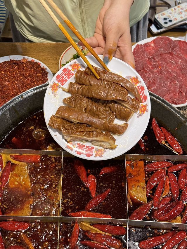 嚟重慶第一餐。。。食洞子火鍋。。。