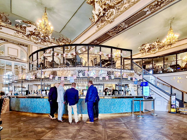🎩 Discover A Grand London Hotel Reborn as a Pub! 🍻 