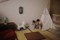 90後辣媽反向湊仔，同BB一齊住進東錢湖酒店