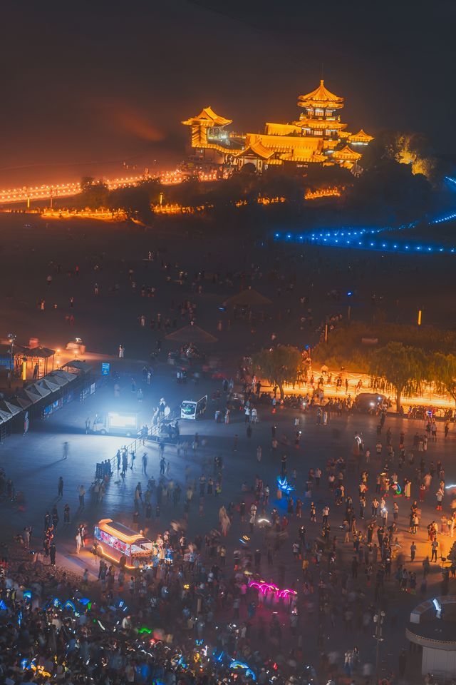 月牙泉萬人音樂會，狂風都擋唔住嘅沙漠狂歡