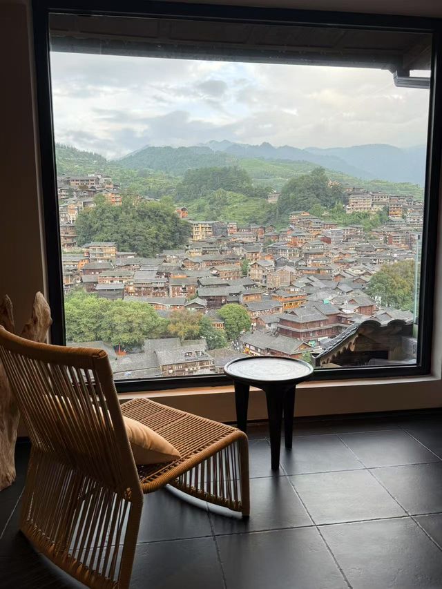 特意為了窗外的美景，來到西江千戶苗寨