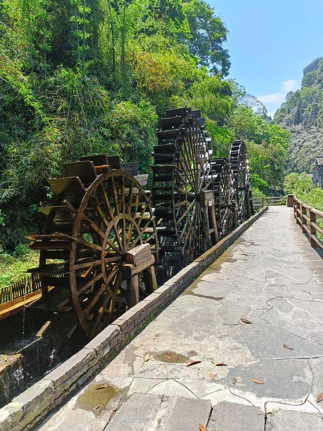 德夯,苗語的音譯,意思為「美麗的峽谷」。 德夯,苗語的音譯,意思為「美麗的峽谷」。