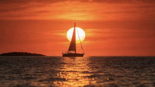 カモメと一緒にヨーロッパの小さな町を散策