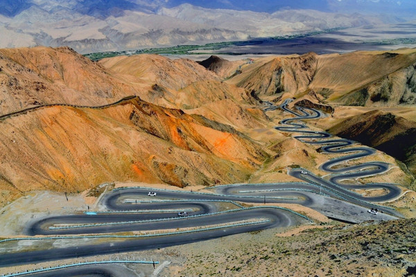 Essence of Taxian: Panlong Ancient Road, Bandier Blue Lake, and