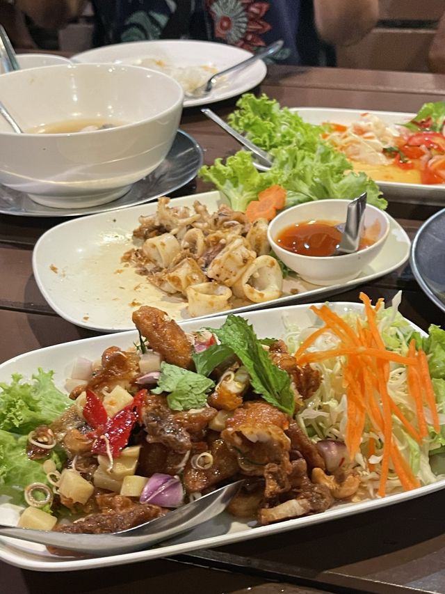 ครัวร่มไม้ชายน้ำ