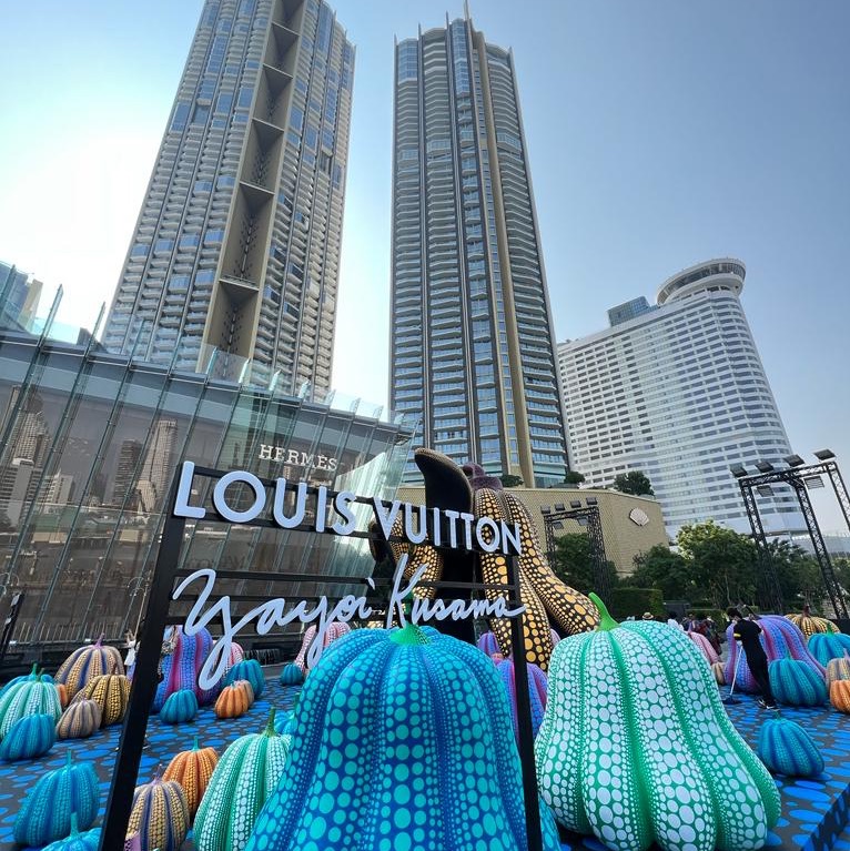 Bangkok, Thailand - May 26,2023 : Louis Vuitton products and dancing  pumpkin with multimedia in colorful showcase display in front of the Louis  Vuitton store at Siam Paragon shopping mall Stock Photo