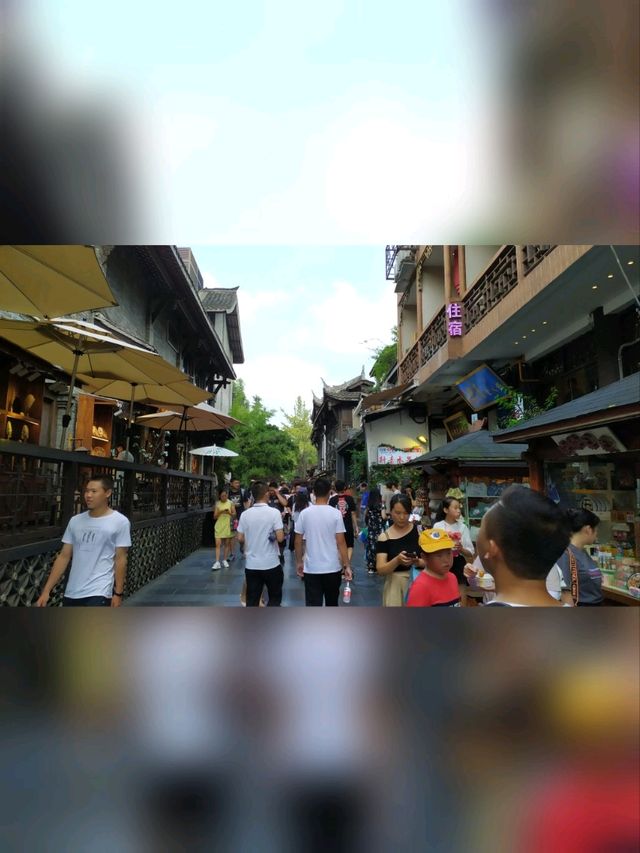 寬窄巷子(四川成都)最熱門景點～地鐵站一出就到