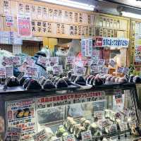 東京美食｜2023築地市場必吃推薦，大推半熟蛋飯糰🌟