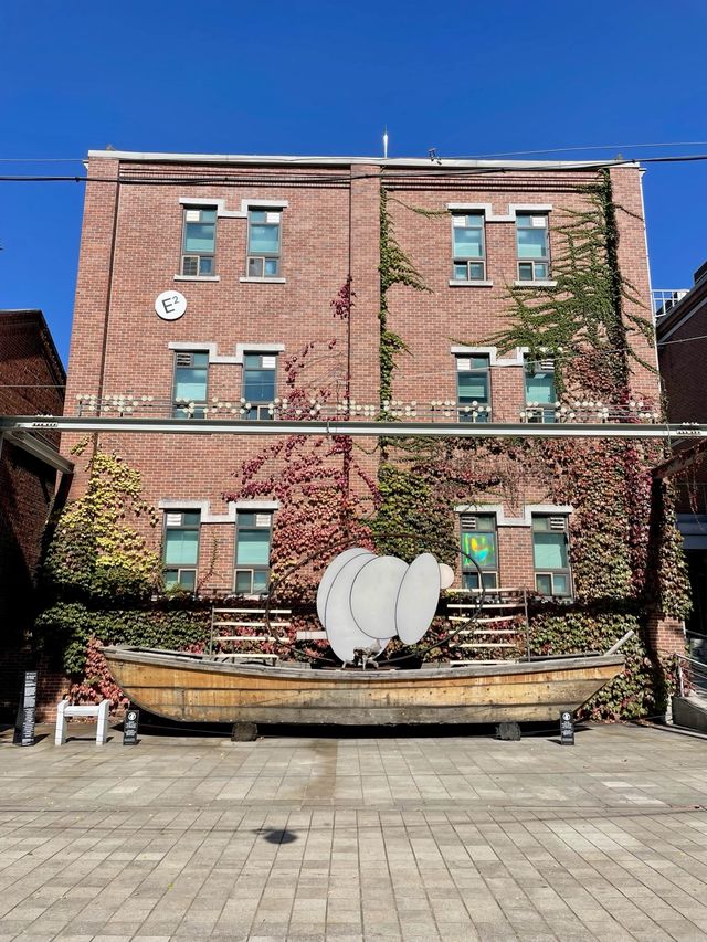 과거의 공간에서 현대의 예술과 창의성이 만나는 인천 아트 플랫폼 과거의 공간에서 현대의 예술과 창의성이 만나는 인천 아트 플랫폼