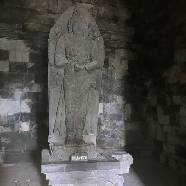 ジョクジャカルタの古代ヒンドゥー教寺院【プランバナン寺院群】