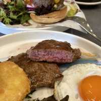 元朗教育路Proton餐廳：肉眼牛扒早餐和芒芝雪山甜品好評如潮