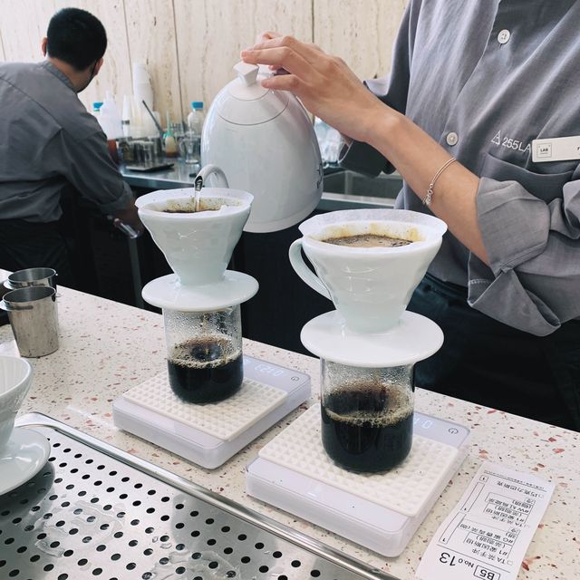 來杯會冒煙的冰拿鐵！超酷實驗室主題咖啡廳