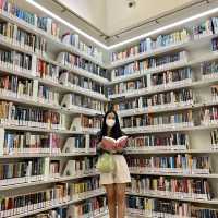 แวะไปอ่านหนังสือและถ่ายรูปที่ Library@orchard