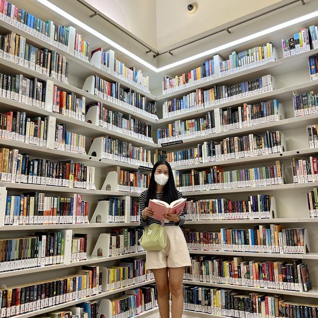 แวะไปอ่านหนังสือและถ่ายรูปที่ Library@orchard