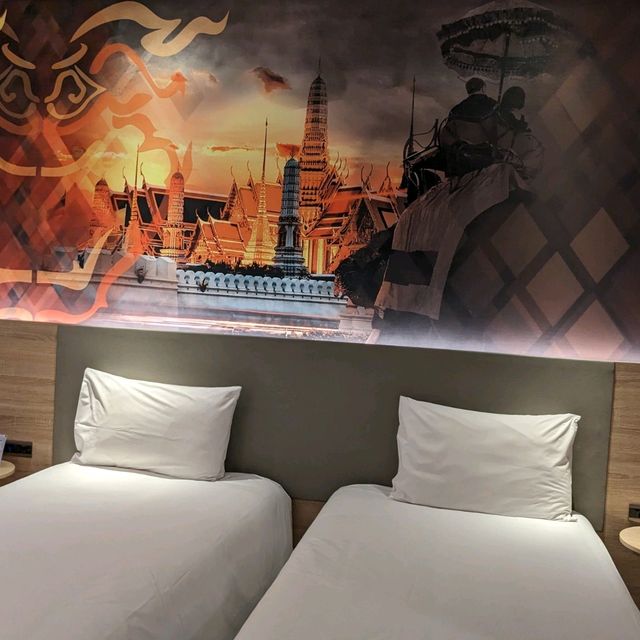ホテルの部屋のカーテンを開けたら、グリーンが綺麗なスカイガーデンだった。