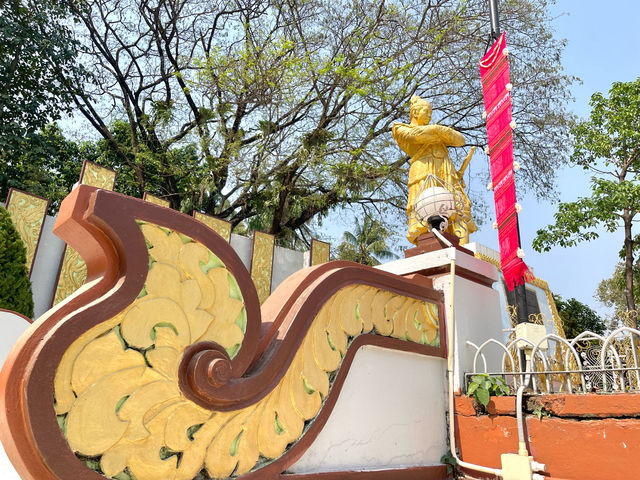 อนุเสาวรีย์พระเจ้าบุเรงนอง ท่าขี้เหล็ก, พม่า