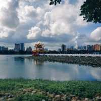 【高雄景點】春秋閣：武聖關公紀念廟宇，古色古香的塔影倒映水中。適合蓮池潭旅遊