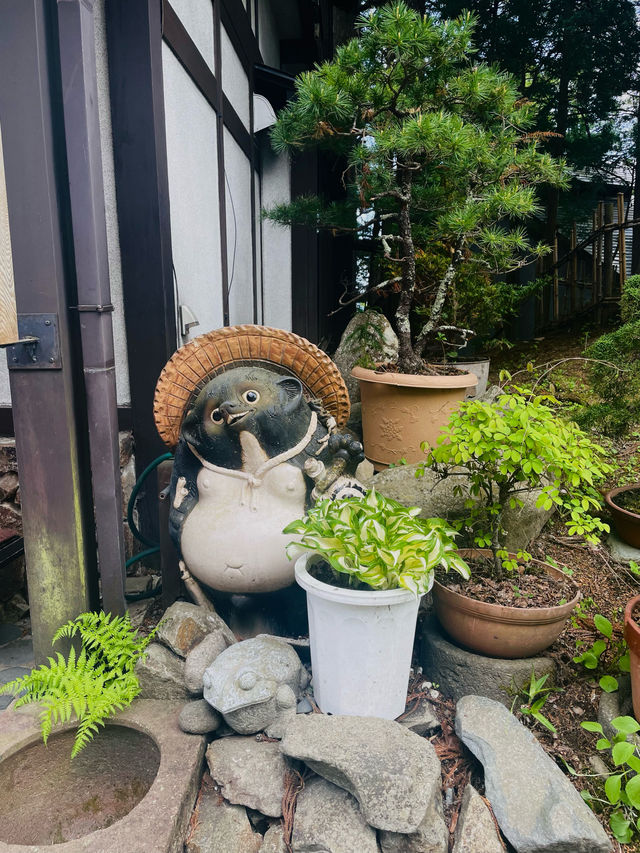 【長野県/ 戸隠の三本杉(三本目)を眺めながら食べる戸隠そば】
