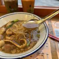 日賣300碗·30斤牛骨熬煮12小時．招牌阿叔船麵