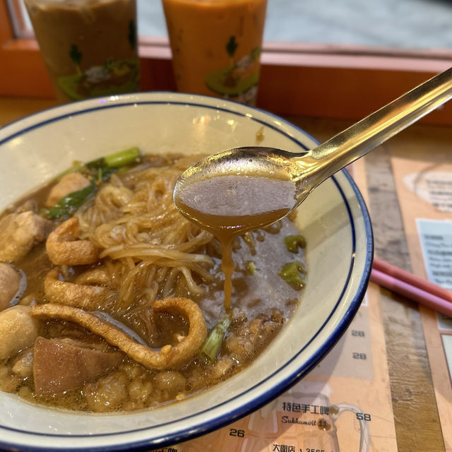 日賣300碗·30斤牛骨熬煮12小時．招牌阿叔船麵