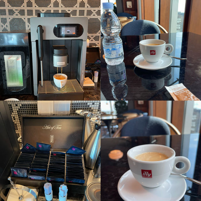 酒店33樓可以從中午坐到晚上，還可以不停地吃