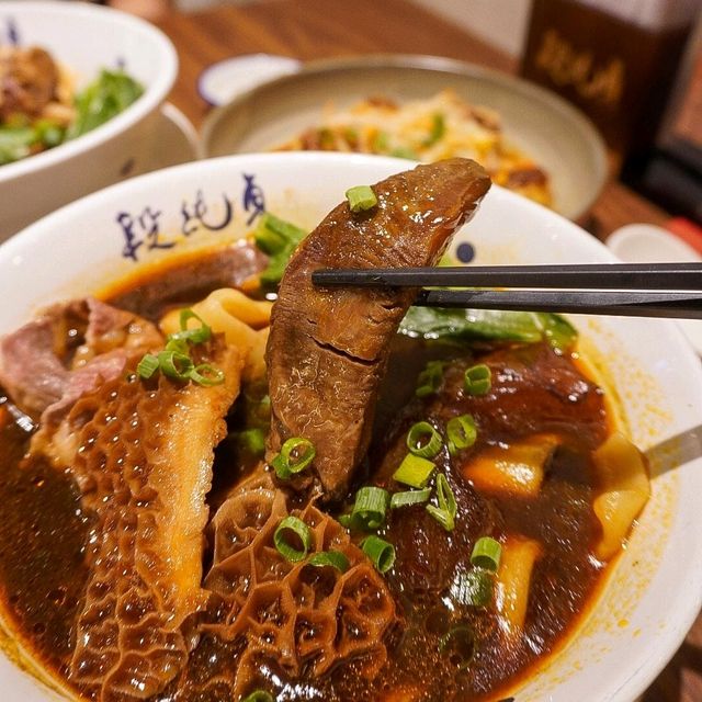 品嚐台灣過江龍😍招牌四寶麵🐄和地道小食值得回味