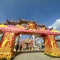 Explore Si Thian Kong Temple: Stunning Decor and the Fun Shouting Fountain