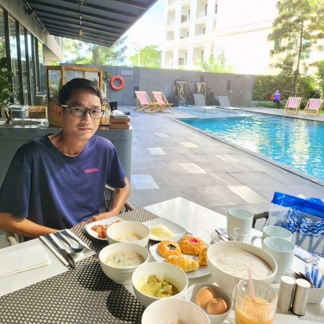 สระว่ายน้ำสวยทันสมัย มีแยกสระเด็ก