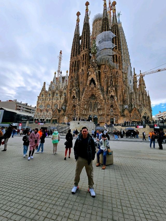 Exploring Basílica de la Sagrada Família: Gaudí’s Iconic Masterpiece