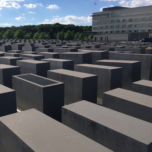 🕊️🌹 歷史之痛：探訪柏林的歐洲被害猶太人紀念碑🇩🇪🕯️