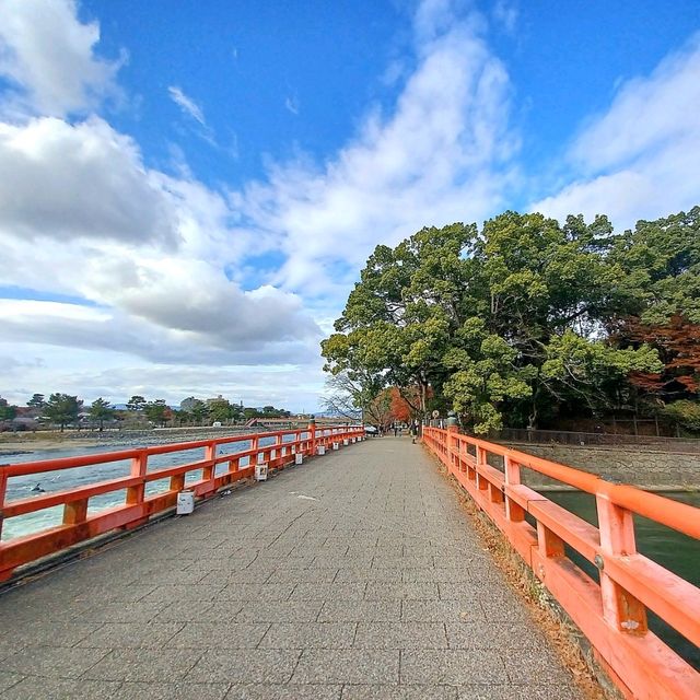 【朝霧橋:京都府宇治市】秋には紅葉と真っ赤な橋が映える美しい橋✨