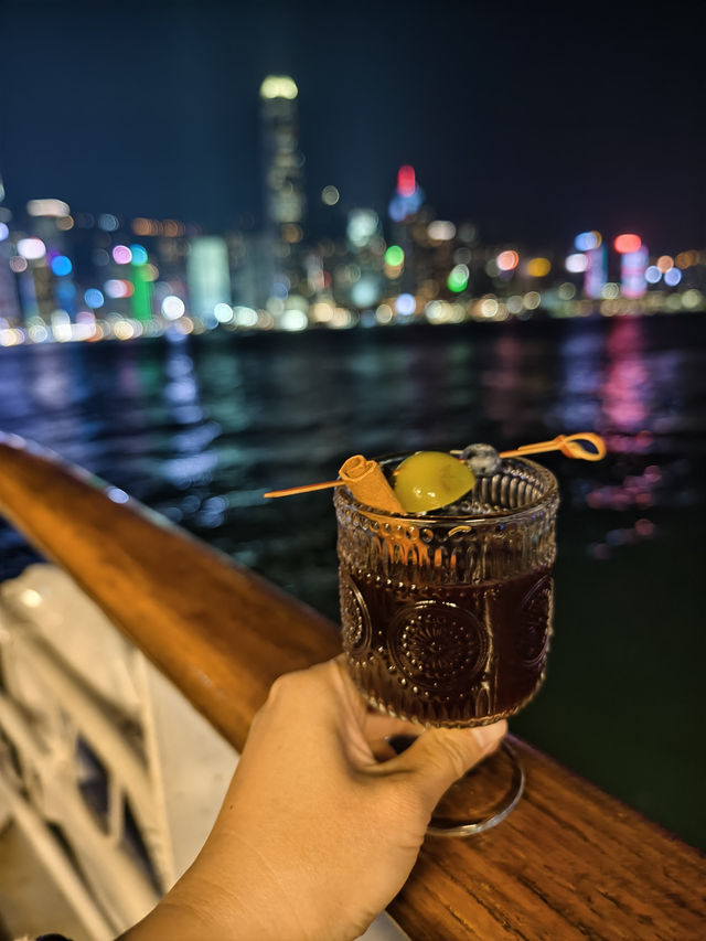 天星小輪上的酒吧，飽覽維港夜景