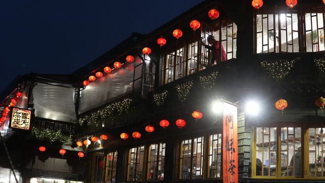 Wander around the magical area of Jiufen (九分) at night